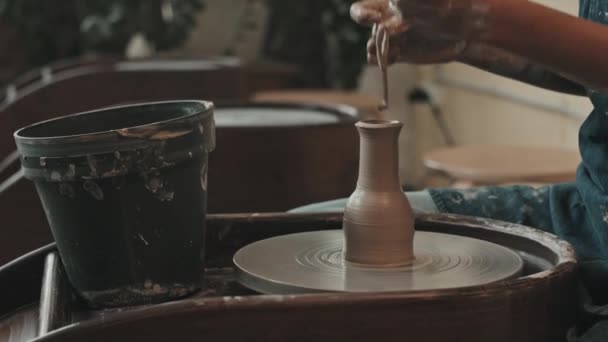 Modern Atölyede Oturan Çanak Çömleği Üzerinde Yumuşak Kil Vazo Şekillendiren — Stok video