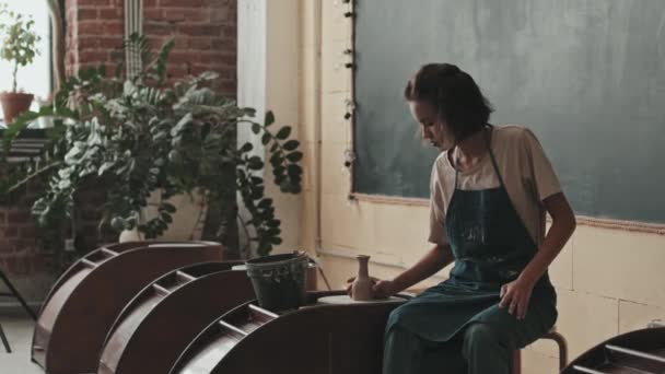 Esmer Beyaz Kadın Önlük Giyiyor Modern Atölyede Oturuyor Çömlekçilikten Küçük — Stok video