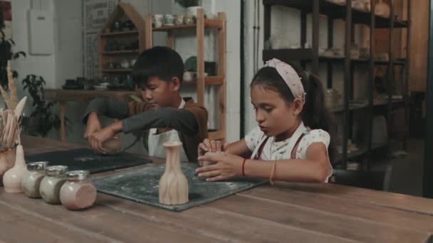 Chest Cute Caucasian Girl Asian Boy Sitting Table Pottery School — Stock Video