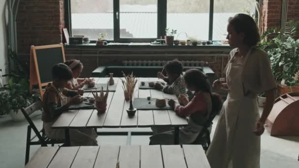 Mittellang Hinterleuchtet Von Vier Verschiedenen Kindern Die Der Töpferschule Tisch — Stockvideo