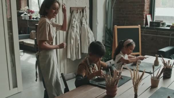Μέτριο Μήκος Των Διαφόρων Παιδιών Που Κάθονται Στο Τραπέζι Στη — Αρχείο Βίντεο