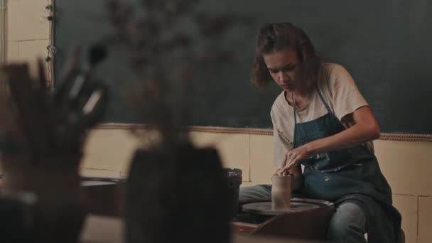 Medium Long Young Brunette Caucasian Woman Wearing Apron Sitting Pottery — Stock Video