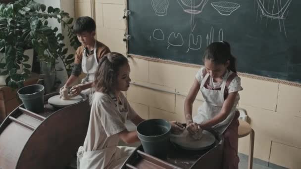 Μέτριο Μήκος Νεαρής Γυναίκας Κεραμίστρια Βοηθώντας Καυκάσια Κοπέλα Χρησιμοποιώντας Κεραμικό — Αρχείο Βίντεο
