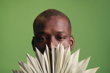 Genç adam kameraya poz veriyor.