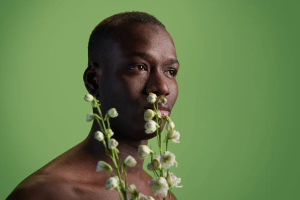 Afrykański młodzieniec z lilią — Zdjęcie stockowe