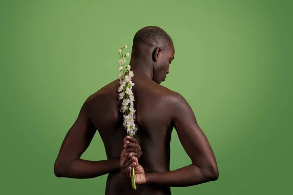 Modèle africain posant avec des fleurs — Photo