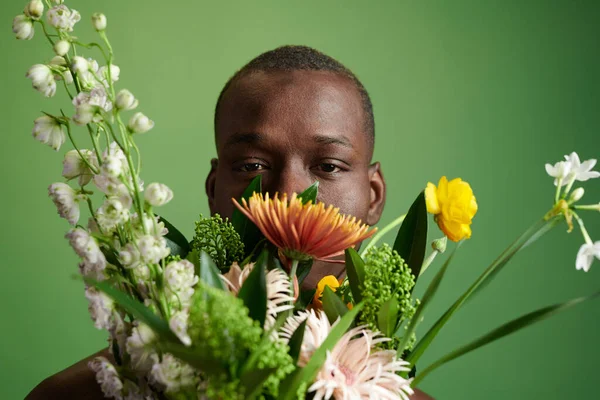 Afrykanin z pięknymi kwiatami — Zdjęcie stockowe