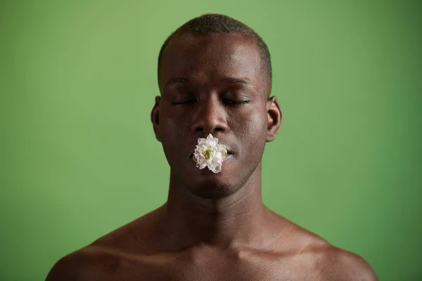 Afrikaner posiert mit Blume — Stockfoto