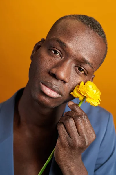 꽃을 든 아프리카 낭만주의 자 — 스톡 사진
