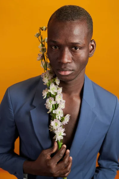 Schöner Mann posiert mit Blume — Stockfoto