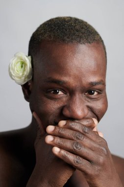 Çiçekli mutlu adam