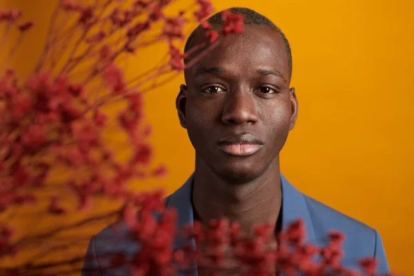 Afrikai modell pózol kameránál — Stock Fotó