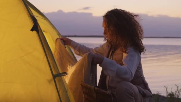 Horisontell Bild Ung Kaukasisk Kvinna Förbereder Sig För Övernattning Camping — Stockvideo
