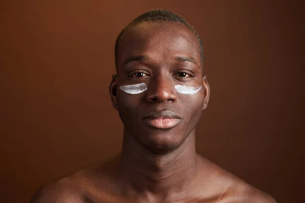 Yüzündeki deriyi önemseyen bir adam — Stok fotoğraf