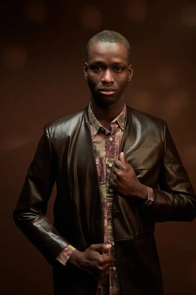 Африканський молодий чоловік у вишуканій куртці. — стокове фото