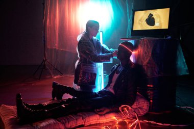 Erkeği yapay zekaya bağlayan kadın