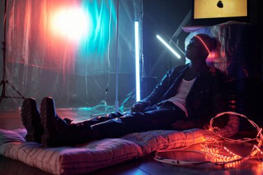 Bilgisayara bağlanan Afrikalı adam