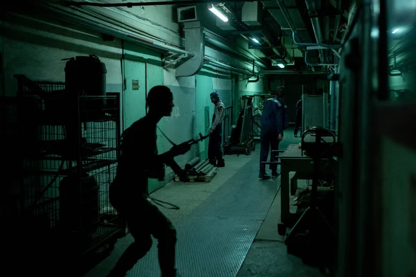 Salón oscuro con zombis —  Fotos de Stock