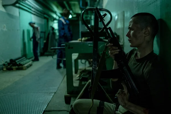 Female Soldier Hiding from Zombies — Stock Photo, Image