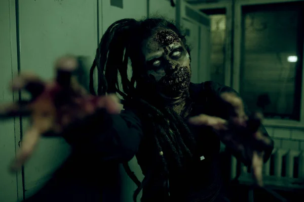 Zombie mujer asustadiza —  Fotos de Stock