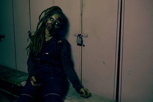 Zombie hembra espeluznante —  Fotos de Stock