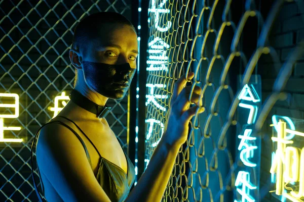Cyberpunk donna in piedi nel buio — Foto Stock