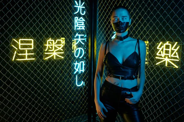 Cyberpunk donna in piedi di notte — Foto Stock