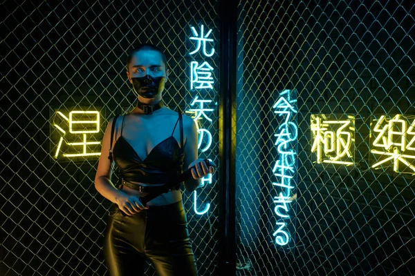 Cyberpunk dívka stojící s bat — Stock fotografie