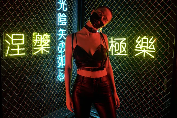 Cyberpunk nő bőrruhában — Stock Fotó