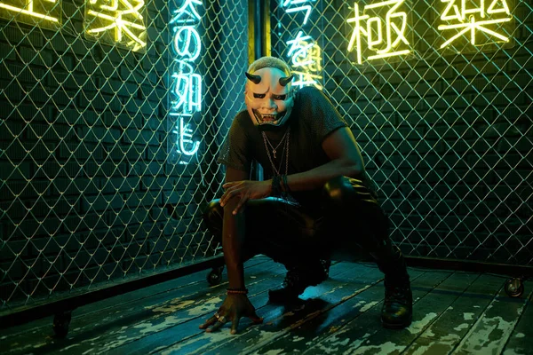 Cyberpunk man met duivels masker — Stockfoto