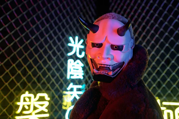 Cyberpunk ragazzo in maschera diavolo — Foto Stock