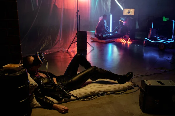 Mujer en gafas vr jugando juego — Foto de Stock