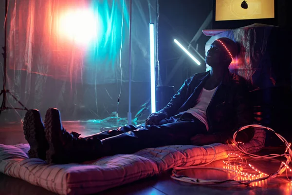 Homem africano conectando com o computador — Fotografia de Stock