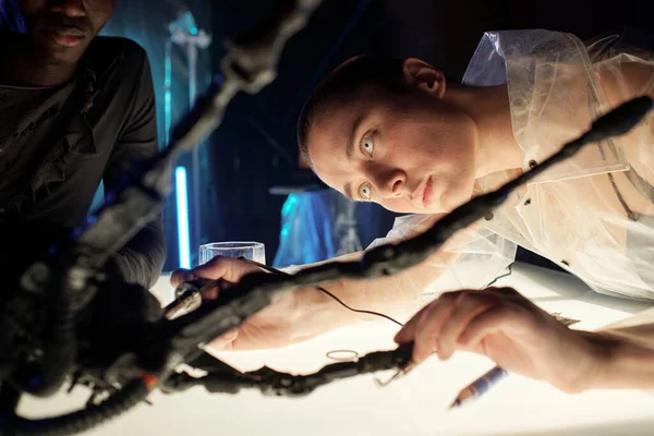 Cyberpunk femme travaillant avec bras robotisé — Photo