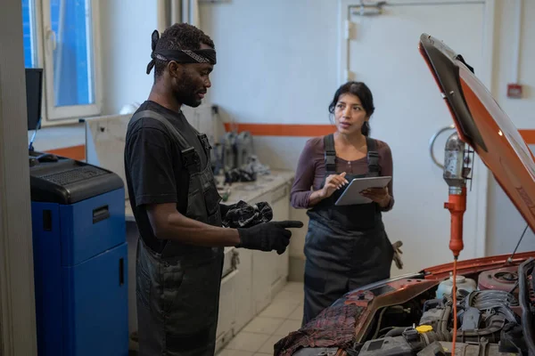 Black Mechanic in Car Repair Shop — Stock Photo, Image