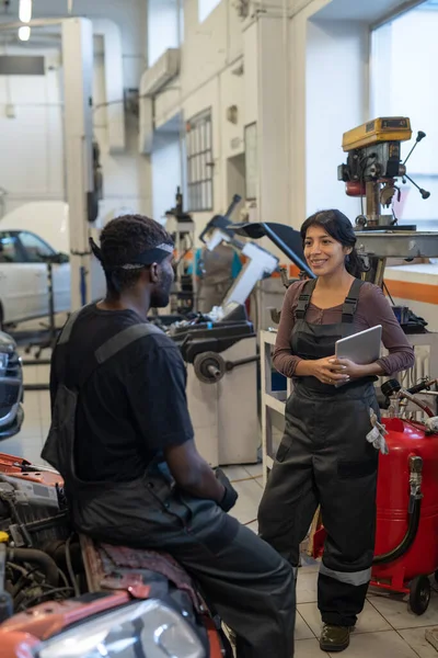 Travailleurs bavarder dans l'atelier de réparation de voitures — Photo