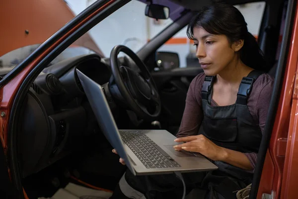 Mecánica femenina en coche —  Fotos de Stock