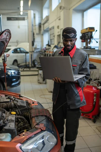 Black Mechanic Using Laptop — Stock Photo, Image