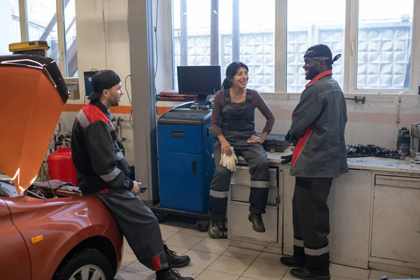 Lavoratori in pausa in officina di riparazione auto — Foto Stock