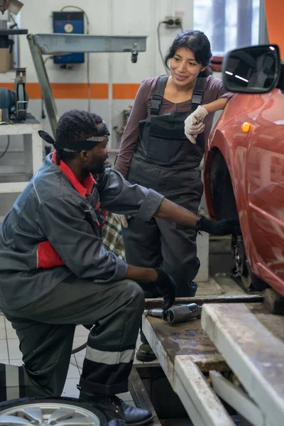 Mechanics Enjoying Work in Car Shop — Stock Photo, Image
