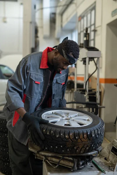 Neumáticos de elección mecánica en taller — Foto de Stock
