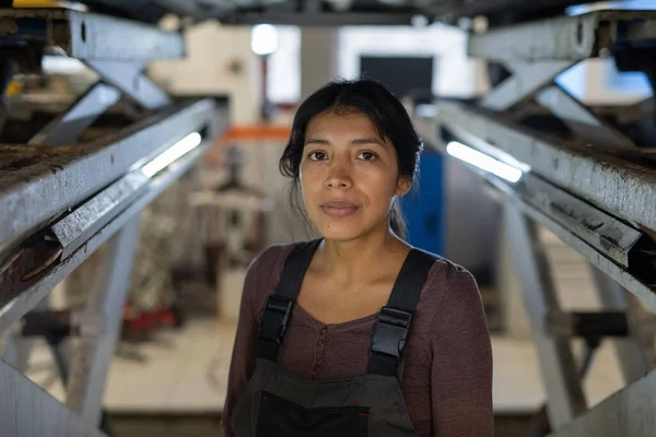 Vrouwelijk monteur in de werkplaats — Stockfoto