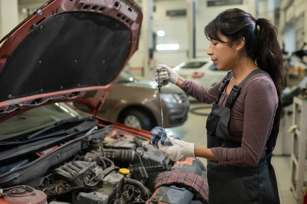 Female Mechanic Inspecting Car in Workshop — Stock Photo, Image