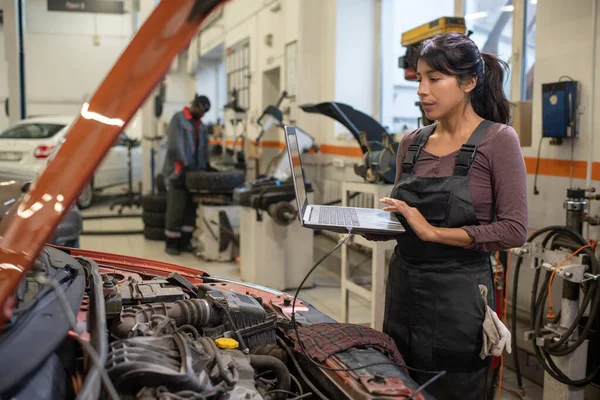 Female Mechanic Checking Engine Errors — Stock Photo, Image
