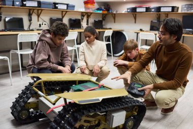 Robot Sınıfında Sürüngen Makinesi