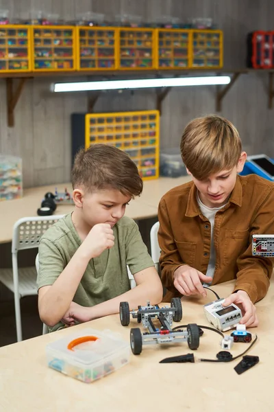 Två pojkar byggnad robot — Stockfoto