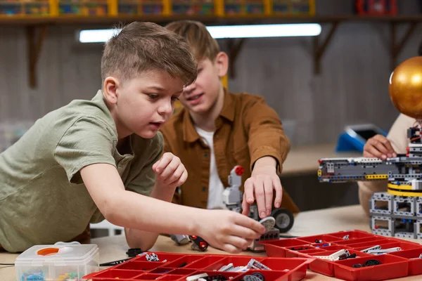 Twee jongens in robotica klasse — Stockfoto