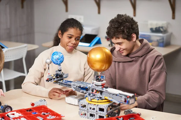 Boy and Girl Building Robot Together — Stock fotografie