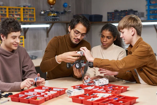 Lärare med barn i robotteknik klass — Stockfoto