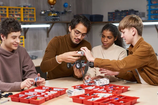 Leraar met kinderen in robotica klasse — Stockfoto